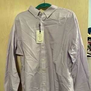 Untuck-it Mens button up shirt.